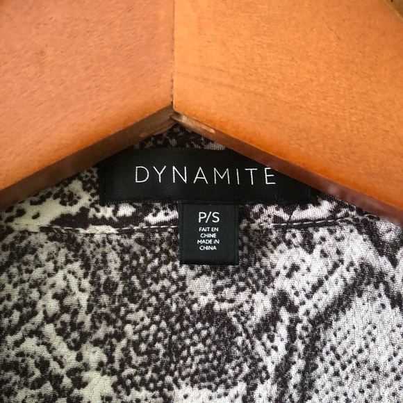 🌿 2/20 Crop Snake print button down - Picture 2 of 4